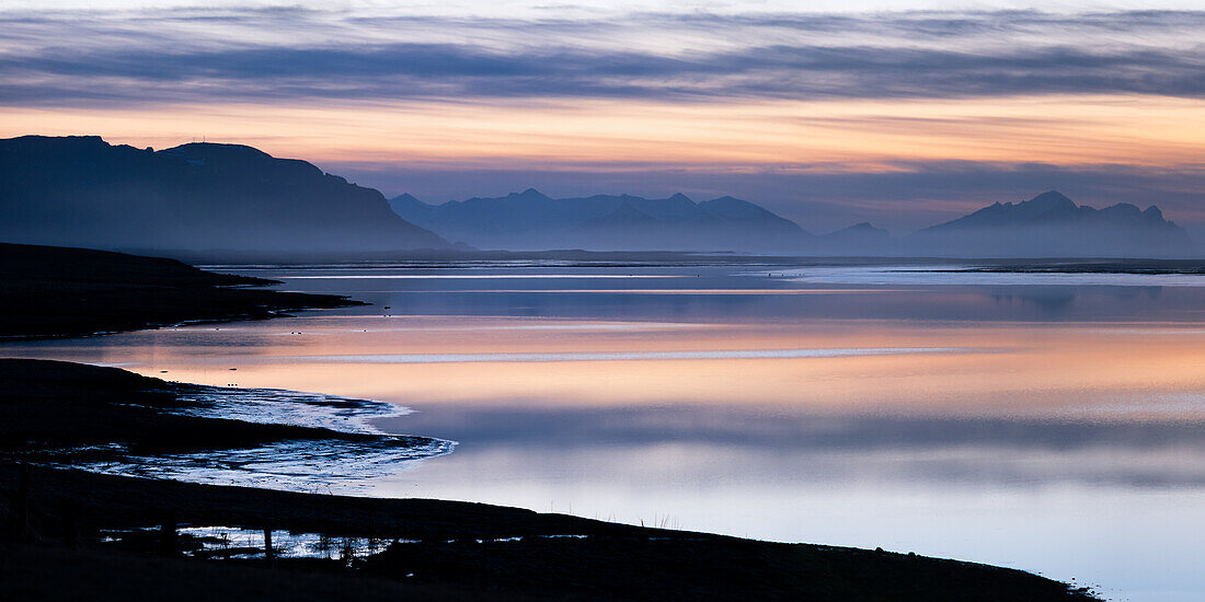 Morgendämmerung über der Küste von Udursveit, nahe Höfn, Südostküste, Island, Europa