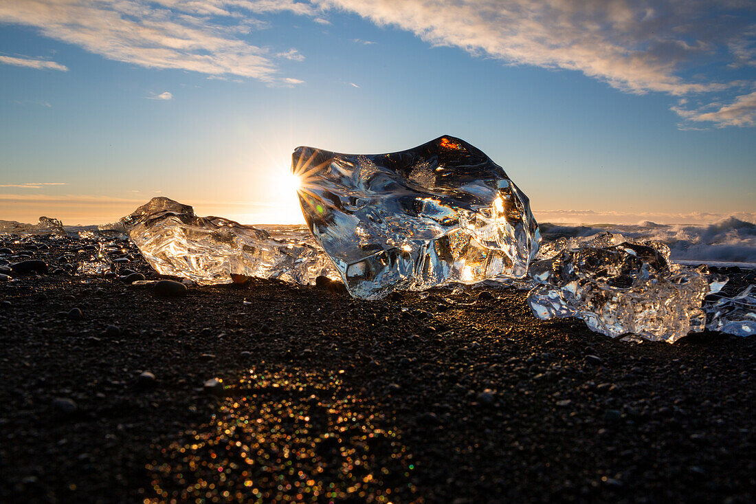 Eisskulpturen am schwarzen Strand bei Jökulsa, Sudausturland, Island, Europa