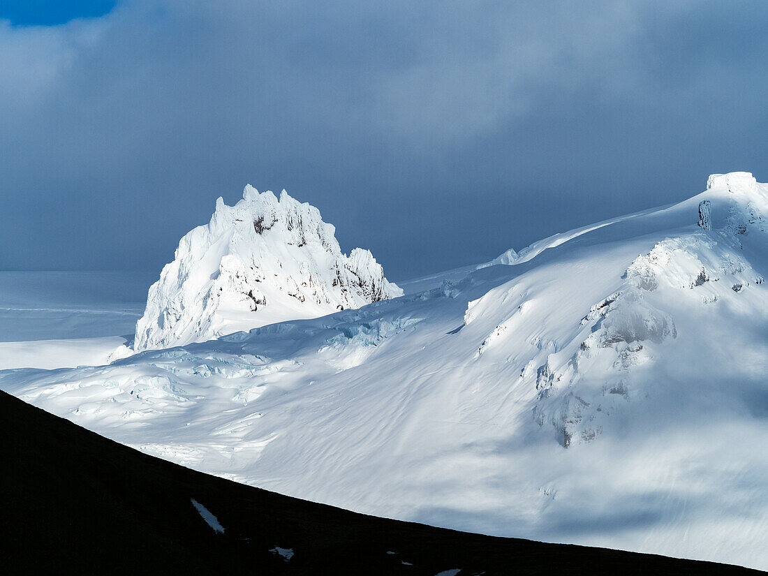 Mountain and glacier at Öraefajokull on the Vatnajokull mountain range, Iceland, Europe