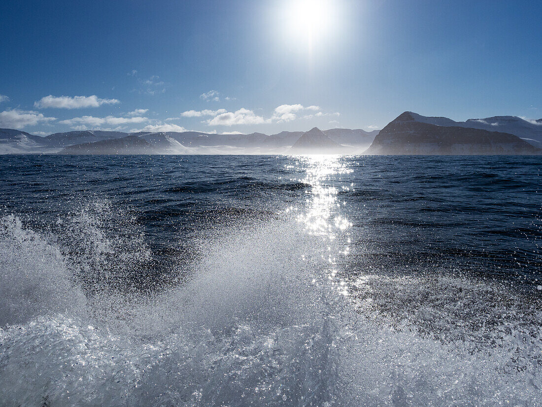 Gischt, Bootsfahrt entlang der Küste der Westfjords, Island, Europa