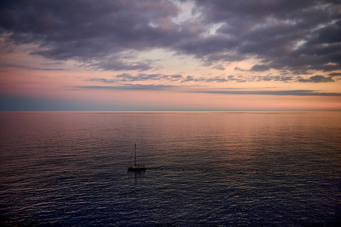 Ein Segelboot im Abendlicht vor Madeira, Portugal, Europa