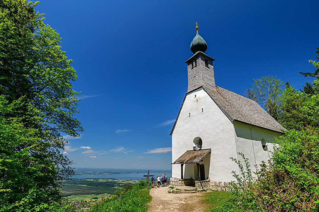 Schnappenkirche mit Chiemsee im Hintergrund, Schnappenkirche, Hochgern, Chiemgauer Alpen, Salzalpensteig, Oberbayern, Bayern, Deutschland