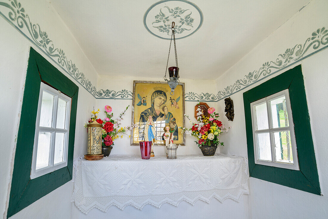 Innenaufnahme einer kleinen Kapelle mit Marienaltar, Oberau, Berchtesgadener Alpen, Salzalpensteig, Oberbayern, Bayern, Deutschland