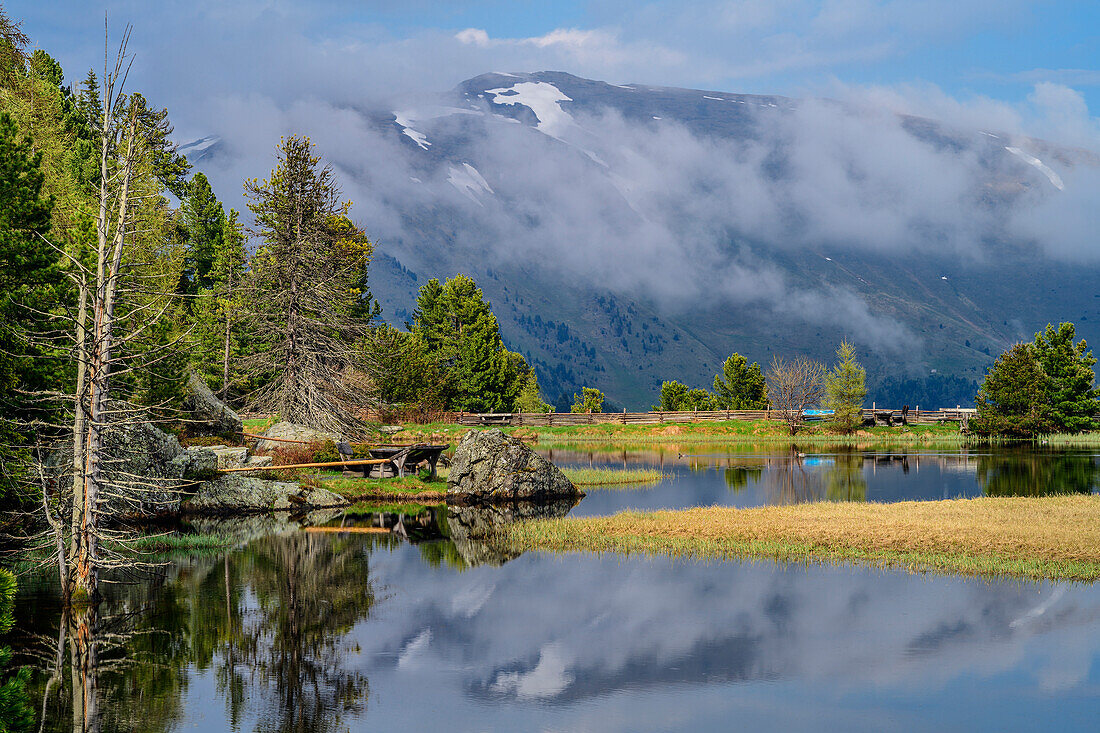 Mountain lake with cloud-covered Nockberge, Windebensee, Nockberge, Nockberge-Trail, UNESCO Biosphere Park Nockberge, Gurktal Alps, Carinthia, Austria