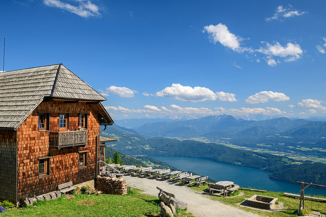 Berghütte mit Millstätter See im Hintergrund, Alexanderhütte, Nockberge, Nockberge-Trail, UNESCO Biosphärenpark Nockberge, Gurktaler Alpen, Kärnten, Österreich