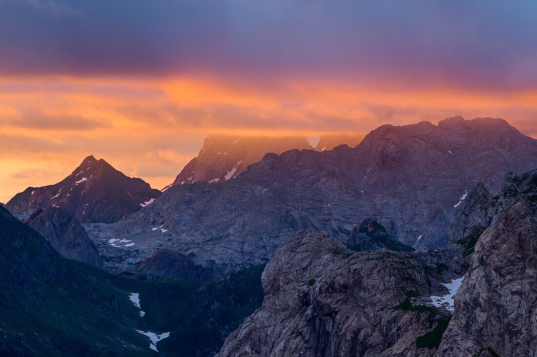 Wolkenstimmung an Kellerspitzen und Hohe Warte, vom Bladner Joch, Karnische Alpen, Kärnten, Österreich