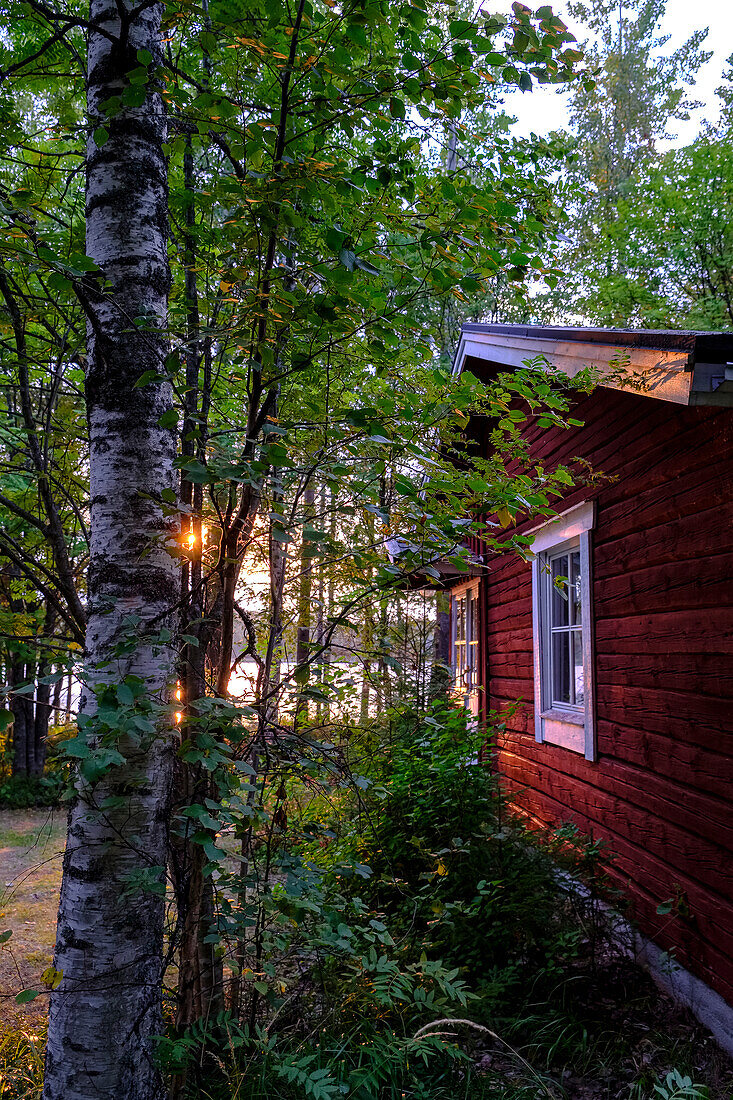 Ferienhäuser aus Holz auf Campingplatz Sulkavan Oravanpesät, Zwischen Juva und Sulkava führt die bekannte Kanutour Eichhörnchen Tour (Oravareitti) entlang, Finnische Seenplatte, Finnland