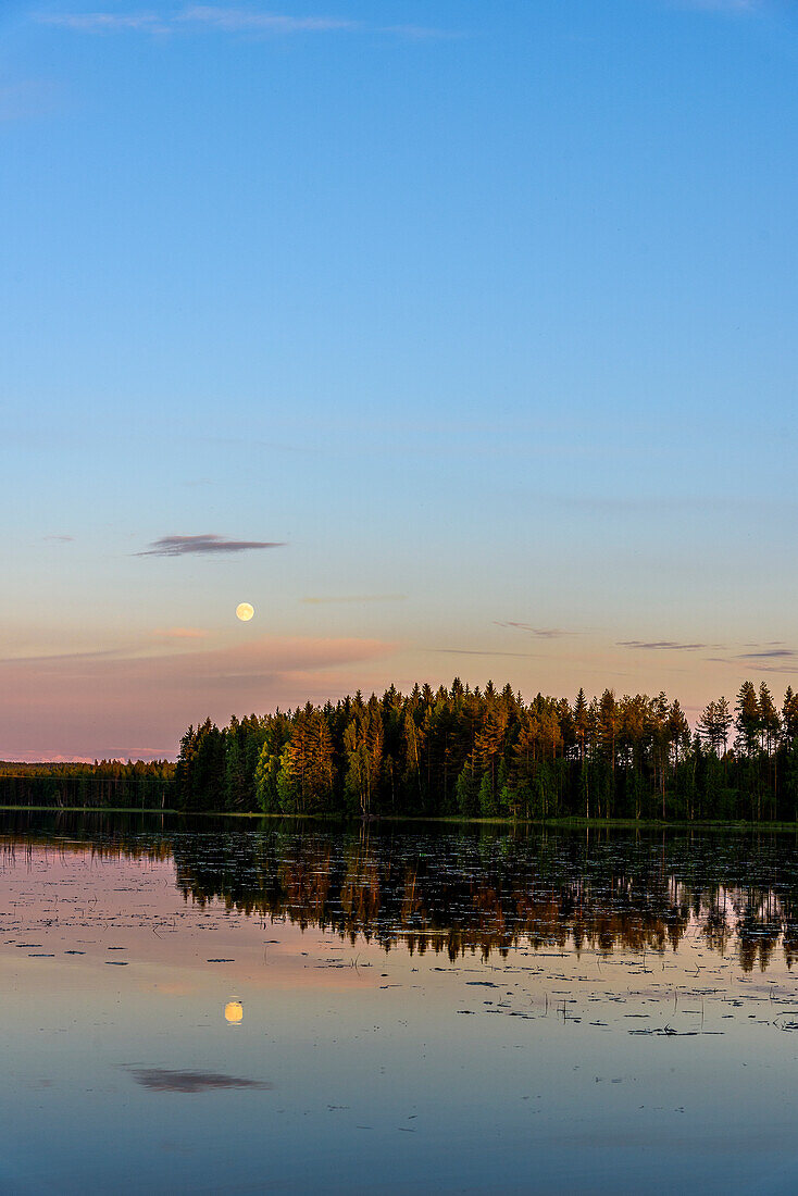 Landschaft mit Vollmond auf der Seenplatte, Finnland