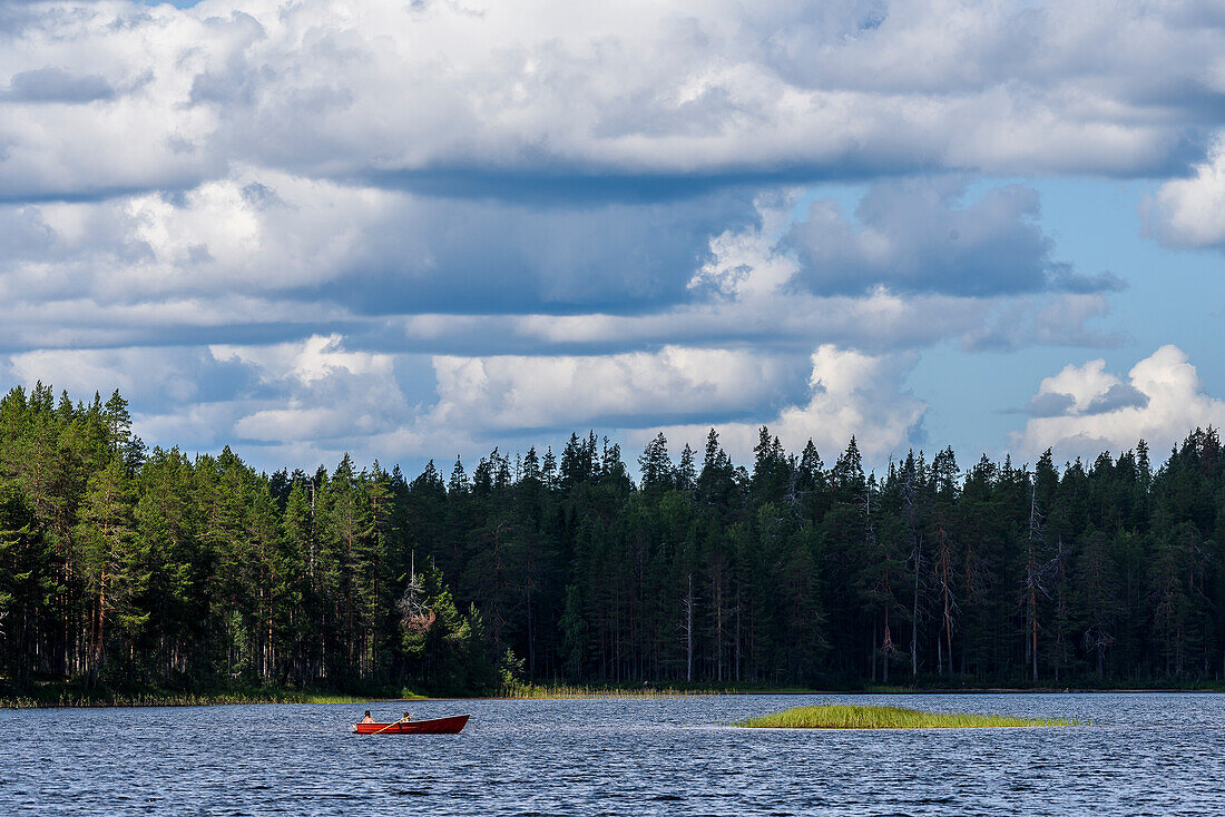 Ruderboot im Patvinsuo-Nationalpark, Finnland