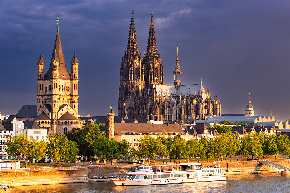 Great St. Martin, Cologne Cathedral, old town bank, Rhine, Cologne, Rhineland, North Rhine-Westphalia, Germany, Europe