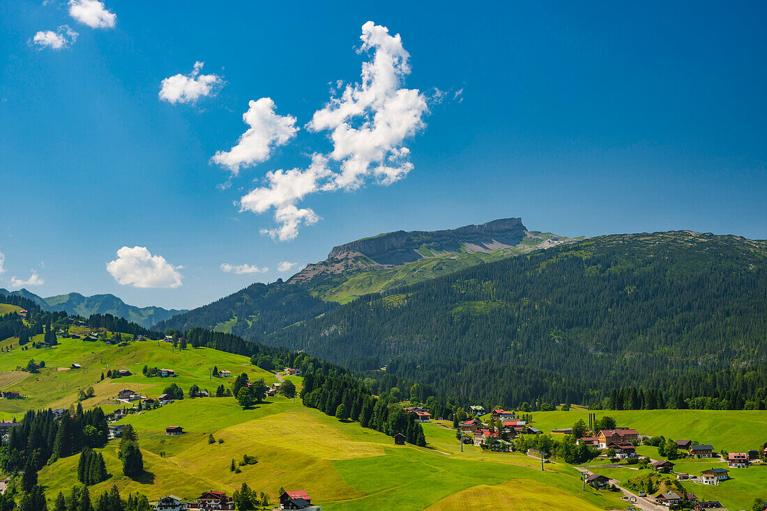 Panorama ins Kleinwalsertal, mit Hoher Ifen, 2230m Allgäu, Vorarlberg, Österreich, Europa