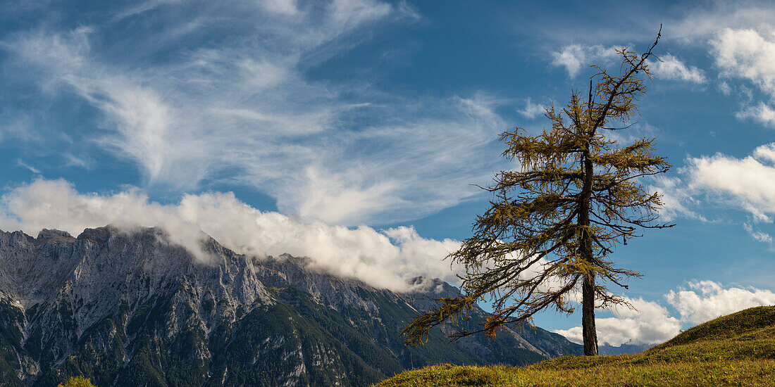 Panorama vom Hoher Kranzberg, 1397m auf das wolkenverhangene Karwendelgebirge, Werdenfelser Land, Oberbayern, Bayern, Deutschland, Europa