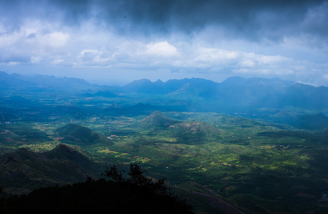 Blick auf die Western Ghats Bergkette an einem bewölkten Tag in der Nähe von Megamalai in Tamil Nadu, Indien