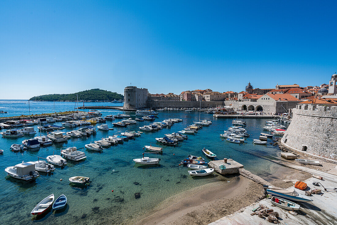 Blick auf den Hafen der Altstadt von Dubrovnik, Dalmatien, Kroatien.