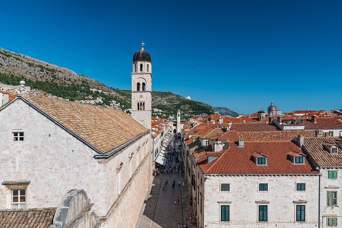 Blick von der Stadtmauer auf die Stradun, die Hauptstraße der Altstadt von Dubrovnik, Dalmatien, Kroatien.