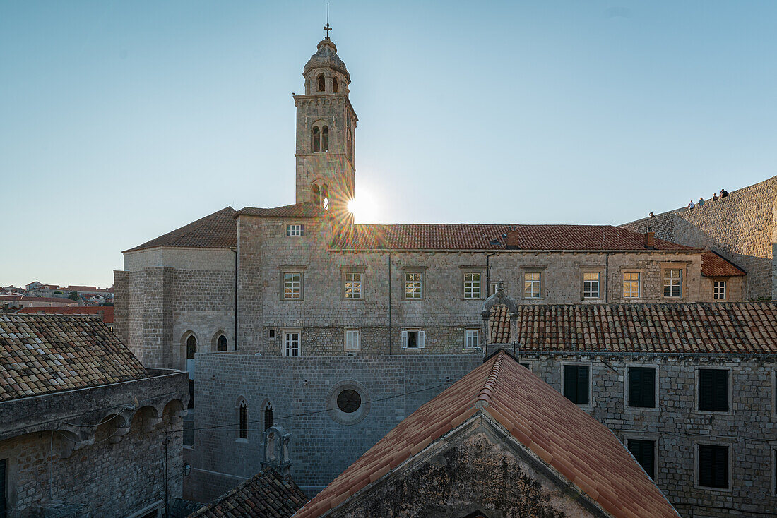 Die Sonne blinzelt über die Dächer der Altstadt von Dubrovnik, Dalmatien, Kroatien.