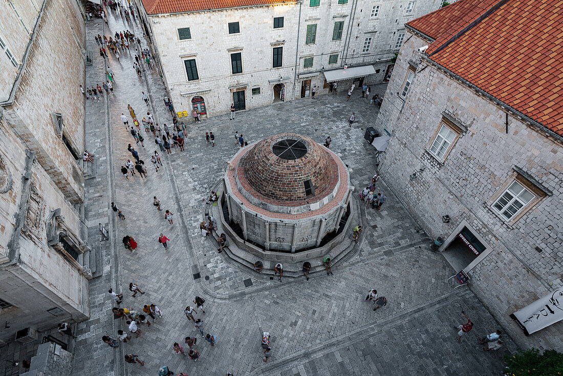 Blick von den Mauern der Altstadt auf den jüdischen Brunnen von Dubrovnik, Dalmatien, Kroatien.