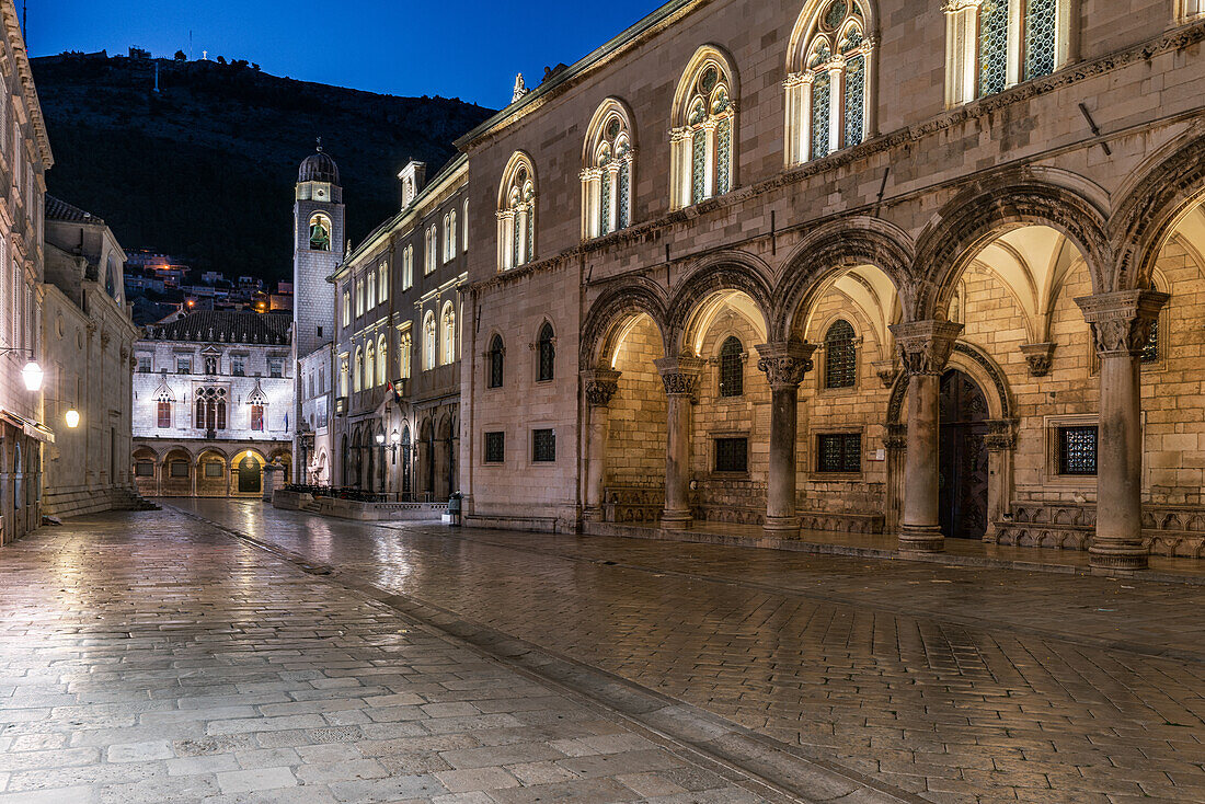 Frühmorgens vor dem Rektorenpalast in der Altstadt von Dubrovnik, Dalmatien, Kroatien.