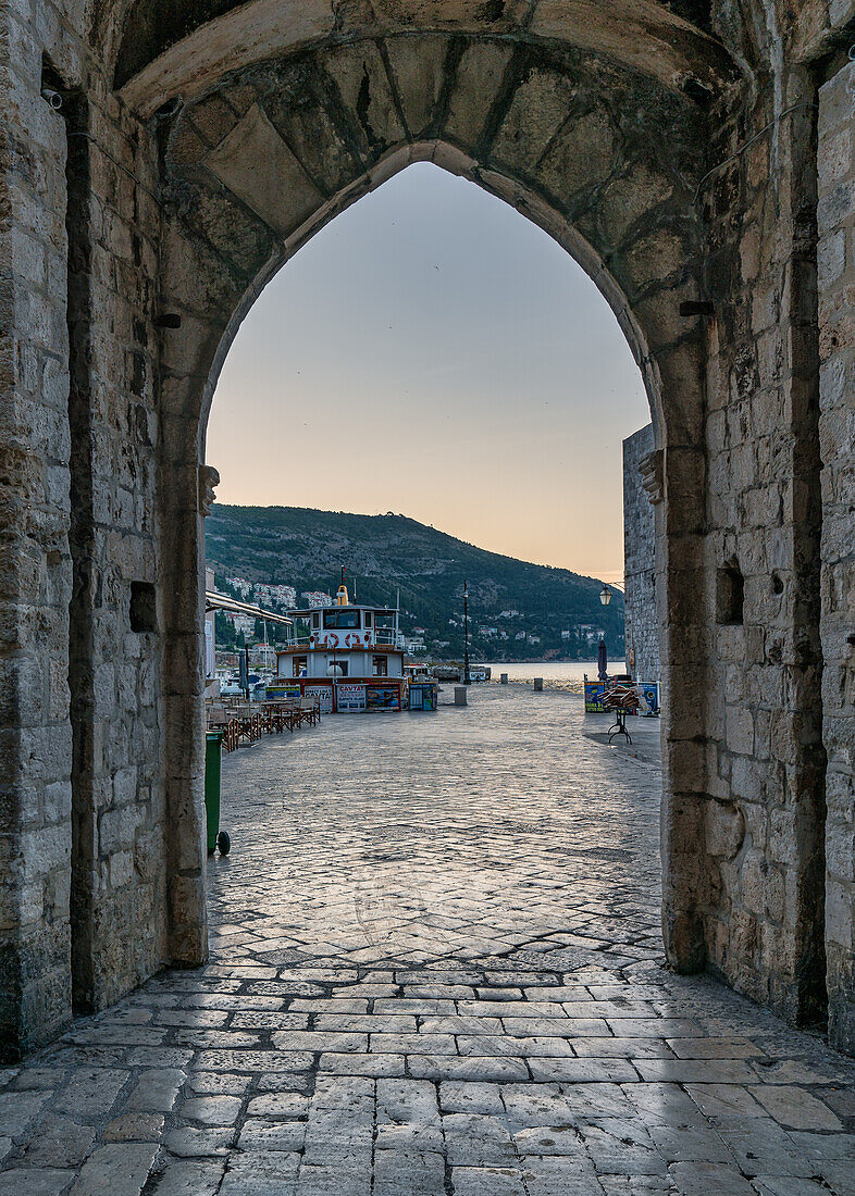 Morgendlicher Blick auf den Hafen der Altstadt von Dubrovnik, Dalmatien, Kroatien.