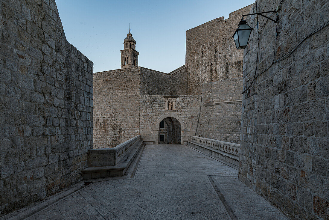 Frühmorgens durch die menschenleeren Gassen der Altstadt von Dubrovnik, Dalmatien, Kroatien.