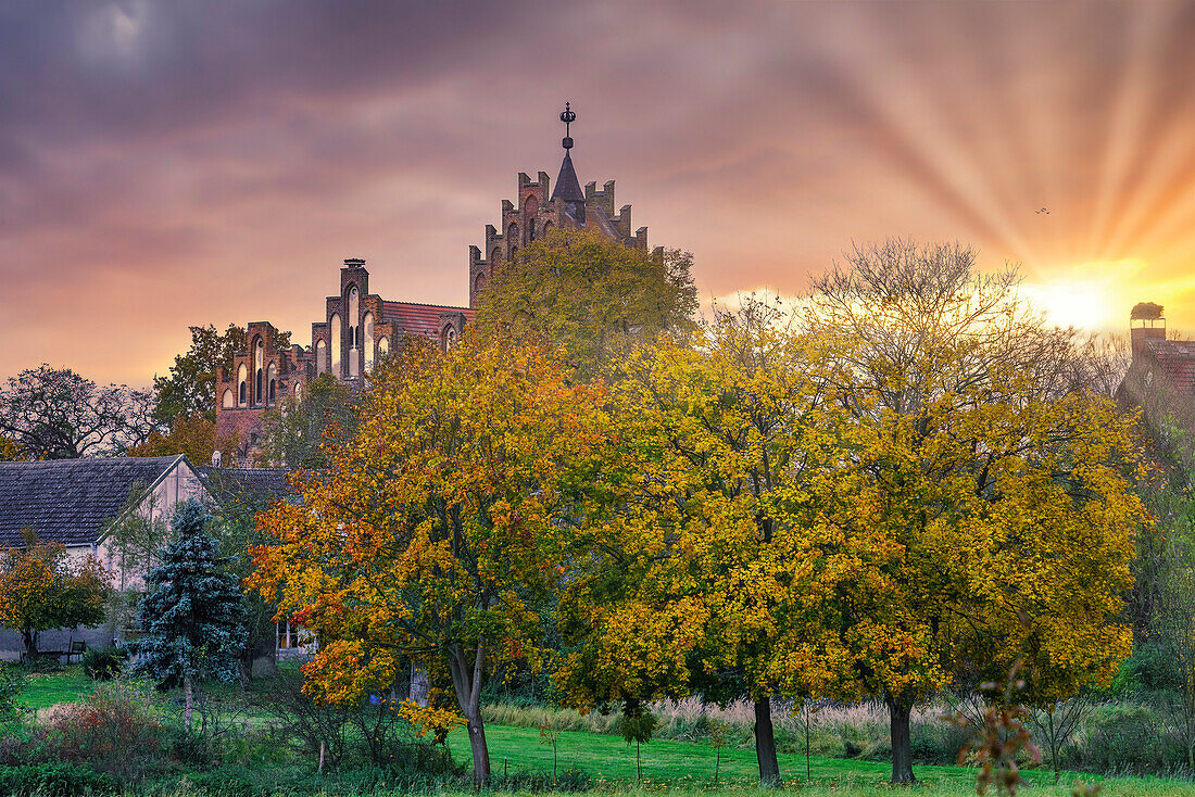 Kirche in Linum von 1868, neugotischer Bau, Sonnenuntergang, Herbst, Brandenburg, Deutschland