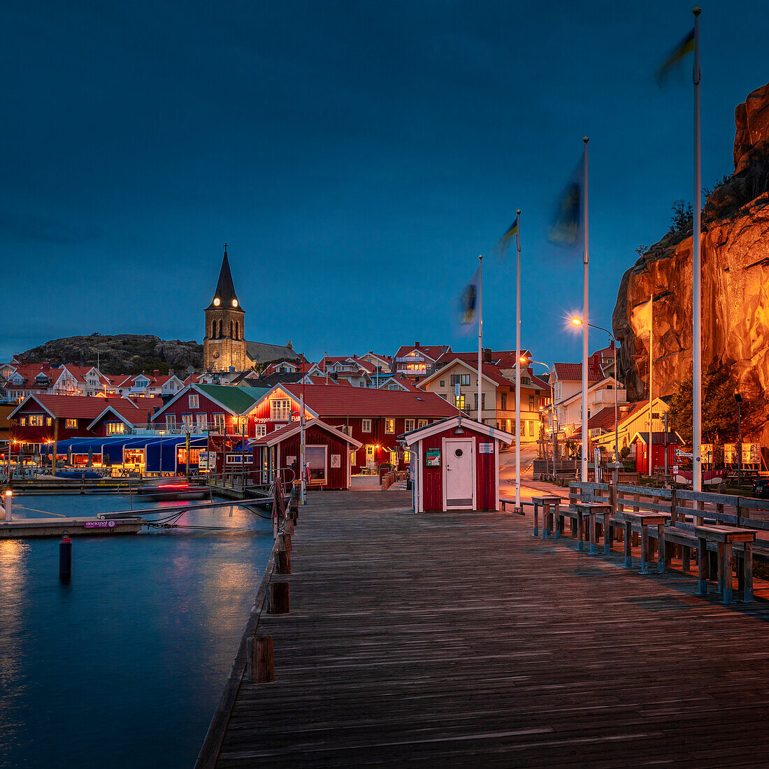 Hafen und Pier von Fjällbacka bei Nacht, an der Westküste in Schweden 