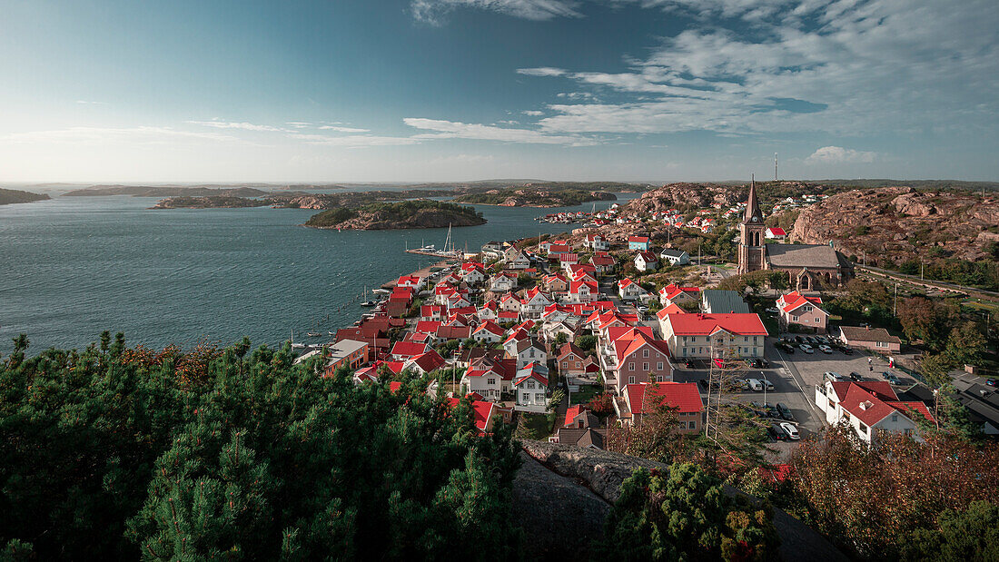 Küste und Dorf Fjällbacka vom Berg Vetteberget von oben bei Tag mit Sonne und blauem Himmel an der Westküste in Schweden 