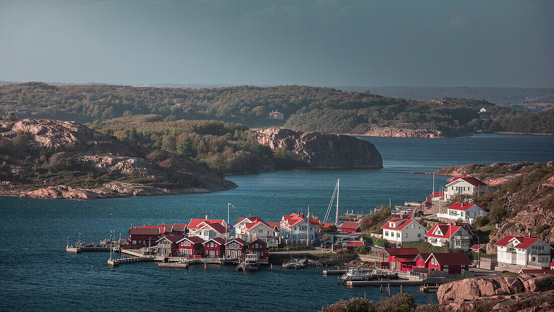 Küste und Dorf Fjällbacka von oben bei Tag mit Sonne und blauem Himmel an der Westküste in Schweden 