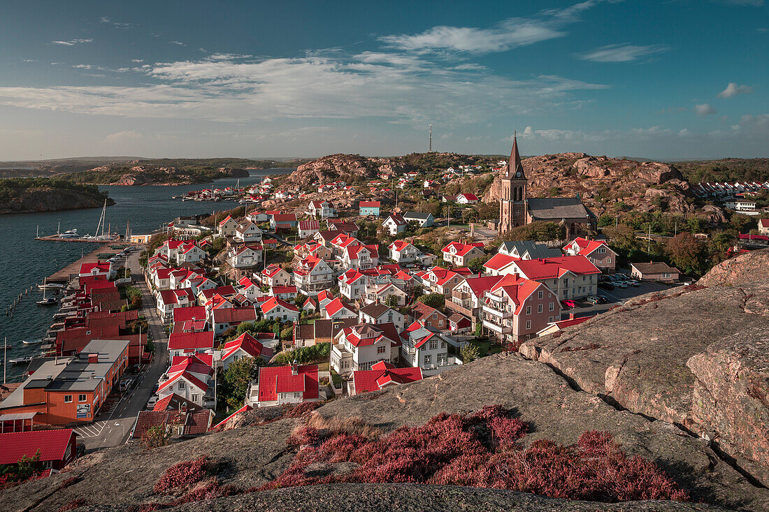 Küste und Dorf Fjällbacka vom Berg Vetteberget mit Felsspalte von oben bei Tag mit Sonne und blauem Himmel an der Westküste in Schweden 