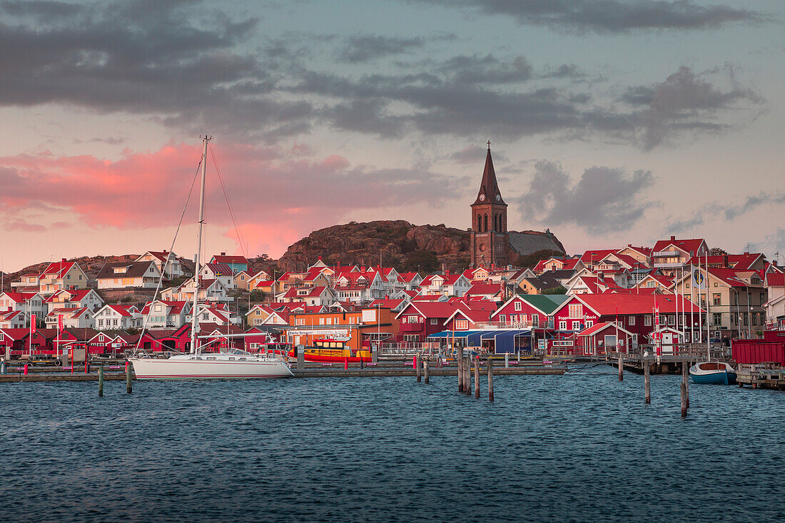 Skyline und Hafen von Fjällbacka im Sonnenuntergang an der Westküste in Schweden 