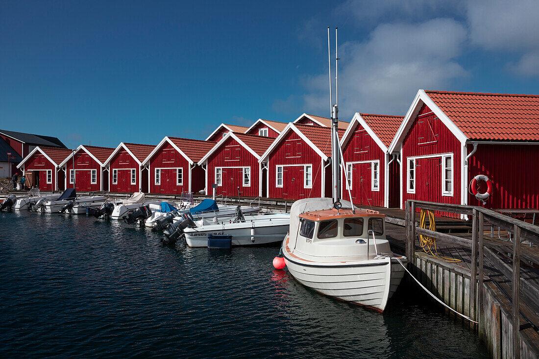 Rote Bootshäuser mit Booten auf der Schäreninsel Tjörn im Westen von Schweden\n