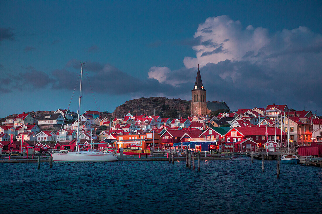 Skyline und Hafen von Fjällbacka bei Nacht, an der Westküste in Schweden 