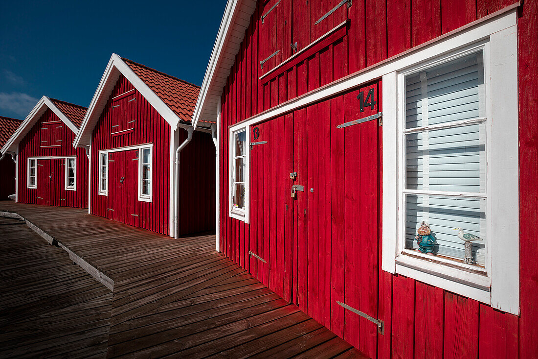 Rote Bootshäuser auf der Schäreninsel Tjörn im Westen von Schweden\n
