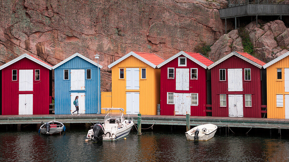 Bunte Bootshäuser in Smögen an der Westküste von Schweden\n