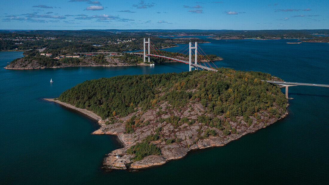 Tjörnbron Brücke zur Schäreninsel Tjörn an der Westküste von Schweden von oben, Sonne am Tag mit blauem Himmel\n