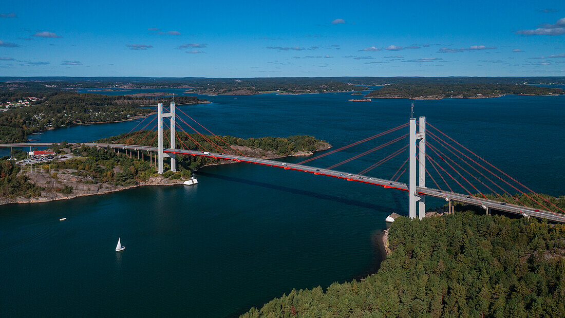Tjörnbron Brücke zur Schäreninsel Tjörn an der Westküste von Schweden von oben, Sonne am Tag mit blauem Himmel
