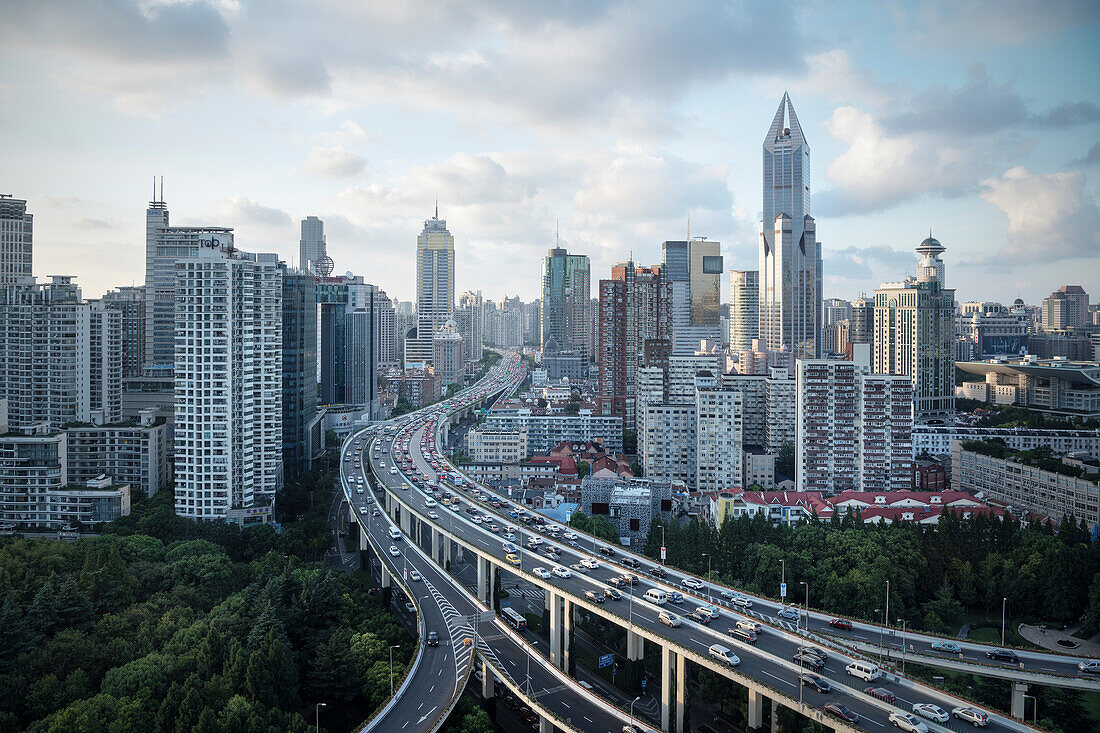 berühmte Yan An Kreuzung in Shanghai, Volksrepublik China, Asien