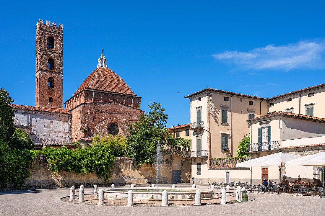 Piazza Antelminelli mit der Chiesa dei Santi Giovanni e Reparata, Lucca, Provinz Lucca, Toscana, Italien