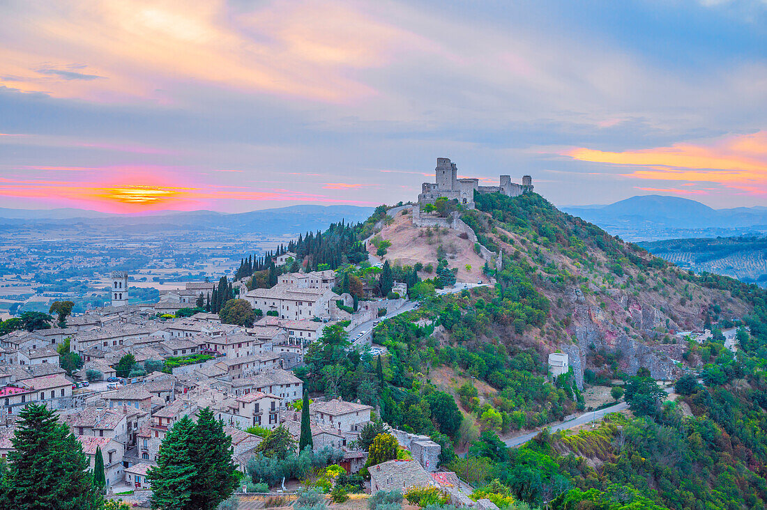 Sonnenuntergang mit Blick zur Burg Rocca Maggiore in Assisi, Provinz Perugia, Umbrien, Italien