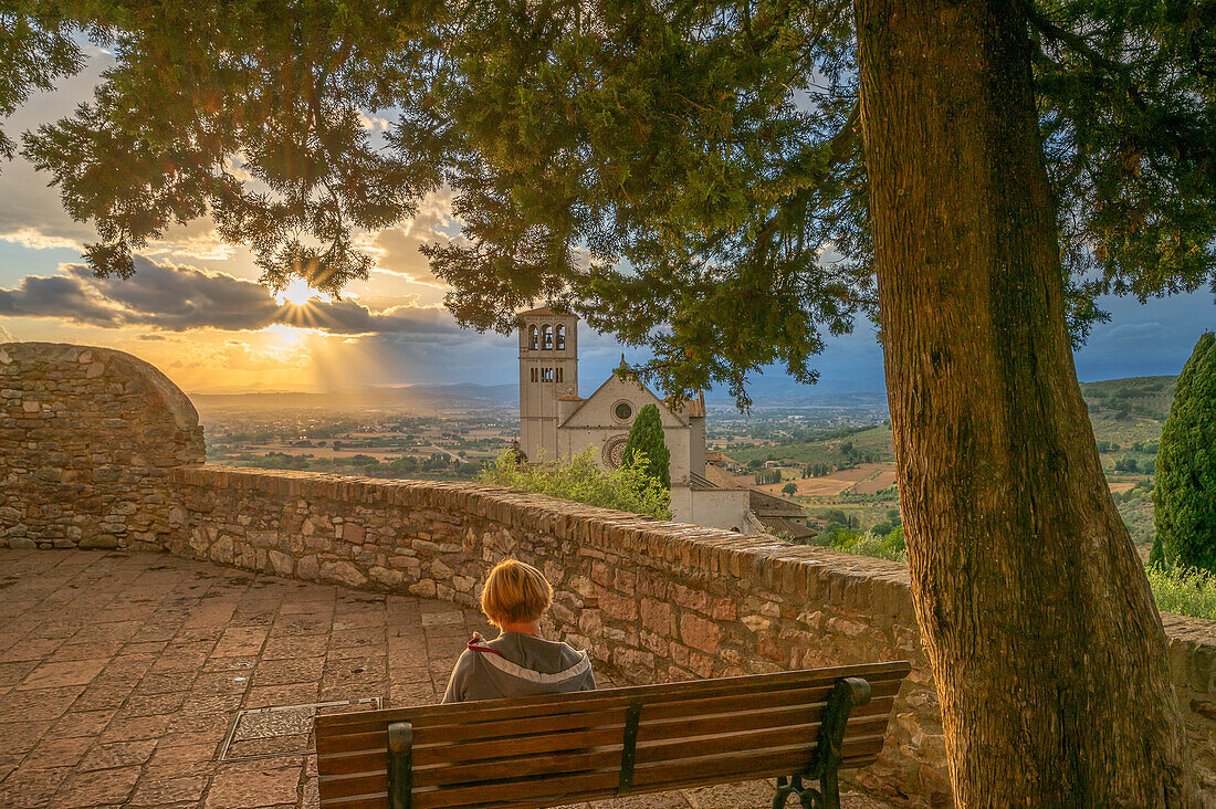 Sonnenuntergang über der Basilica di San Francesco in Assisi, Provinz Perugia, Umbrien, Italien