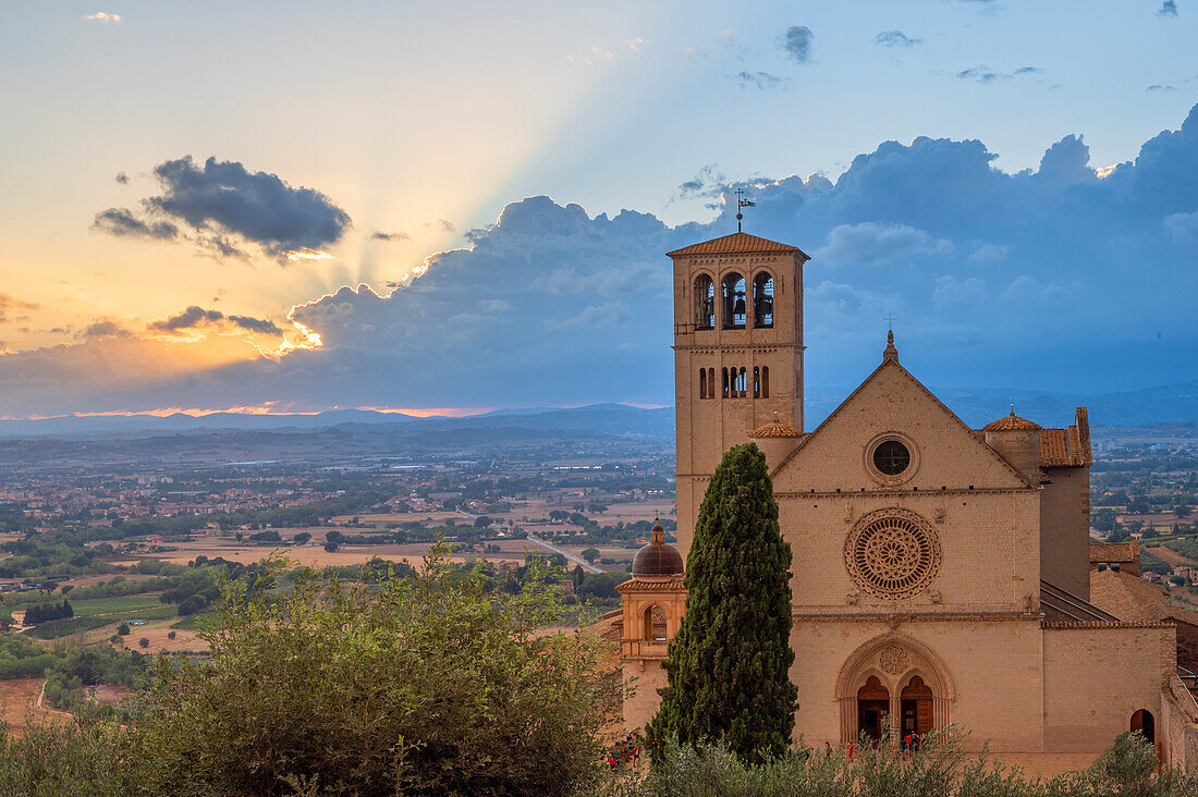 Sonnenuntergang über der Basilica di San Francesco in Assisi, Provinz Perugia, Umbrien, Italien
