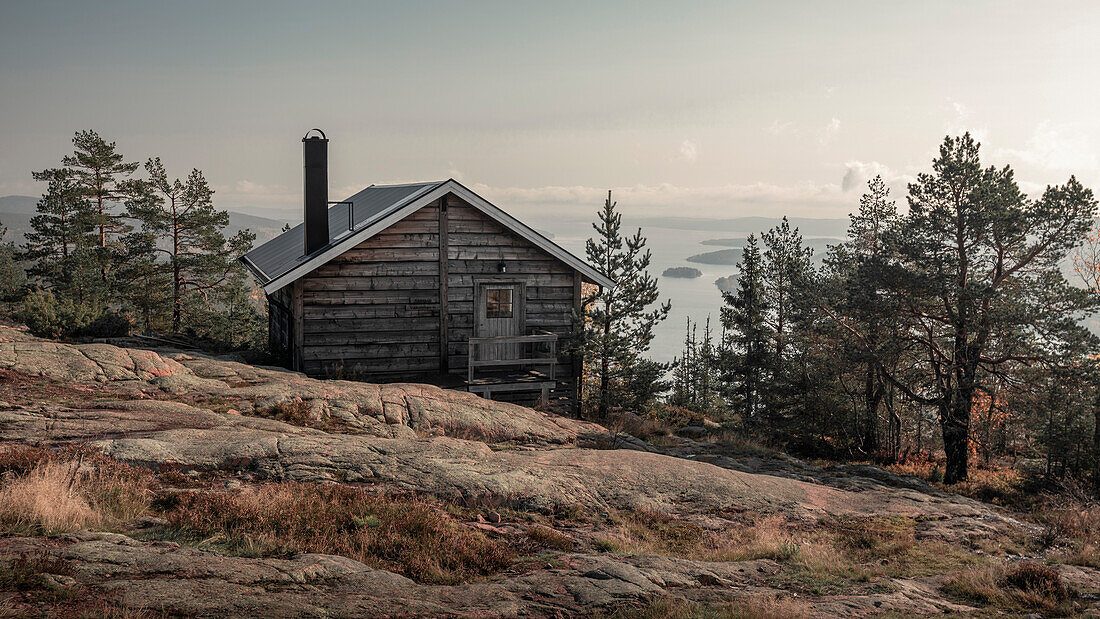 Hütte auf dem Berg Skuleberget in Höga Kusten im Osten von Schweden\n
