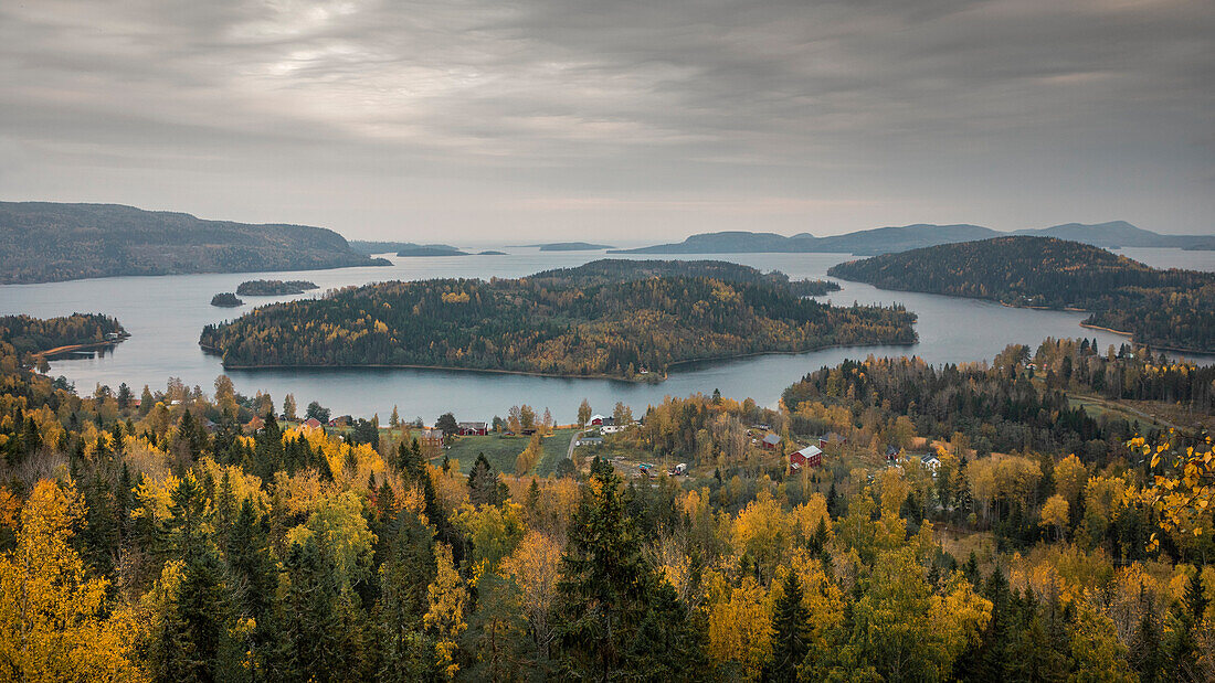 Landschaftspanorama mit Inseln von Höga Kusten am Aussichtspunkt Rödklitten im Osten von Schweden im Herbst\n