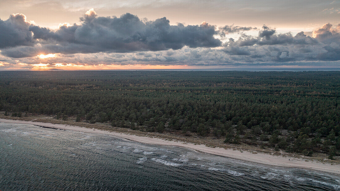 Küstenpanorama am Lyckesand Strand auf der Insel Öland im Osten von Schweden von oben im Sonnenuntergang 