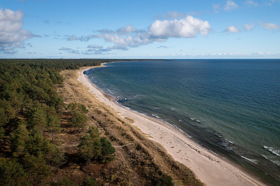Küstenpanorama am Lyckesand Strand auf der Insel Öland im Osten von Schweden von oben bei Sonne 