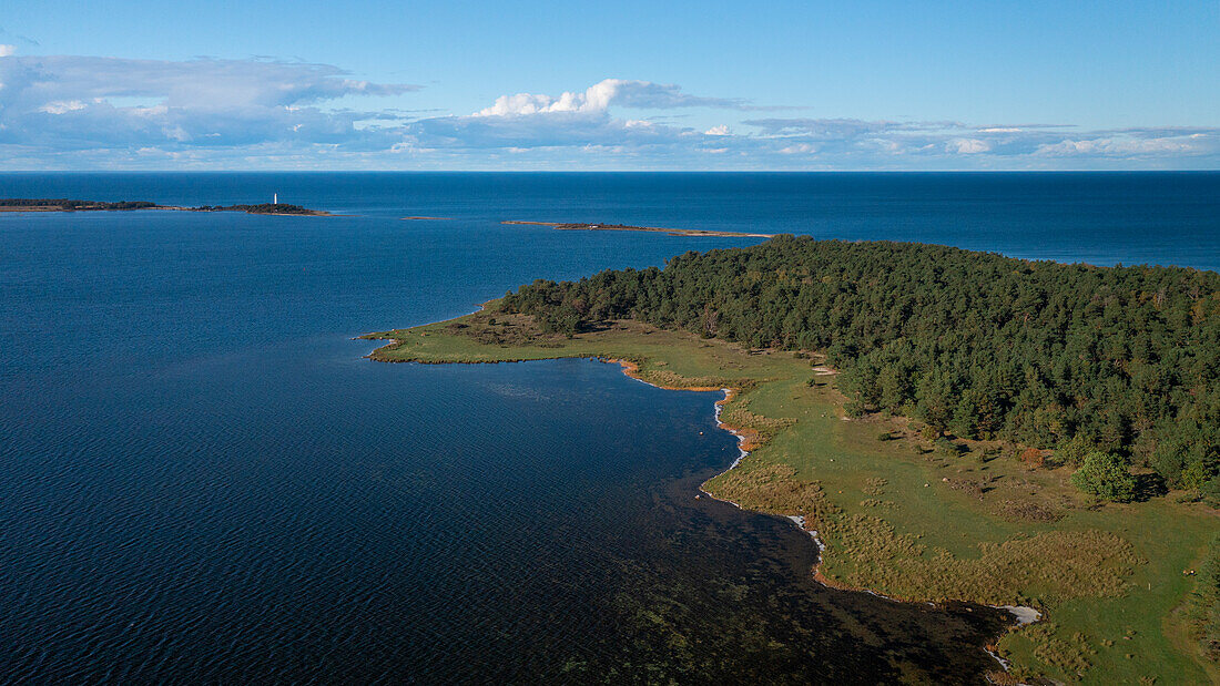 Küste im Norden der Insel Öland im Osten von Schweden von oben bei Sonne 