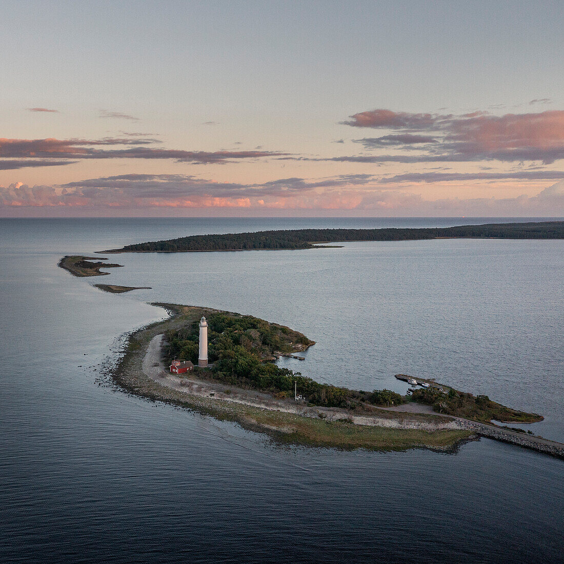 Küste und Leuchtturm Lange Erik im Norden der Insel Öland im Osten von Schweden von oben bei Sonnenuntergang 