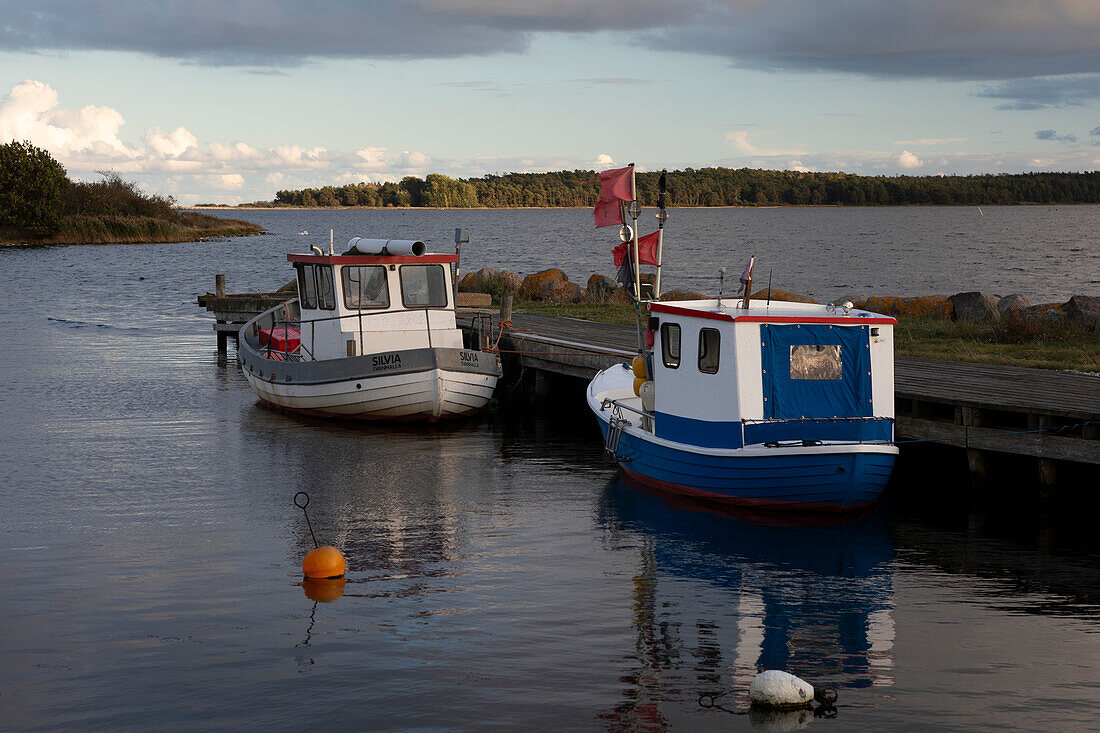 Fischerboote im Hafen im Norden der Insel Öland im Osten von Schweden 