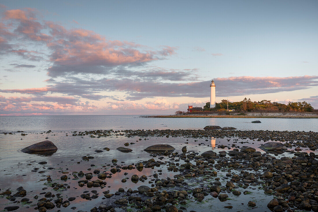 Leuchtturm Lange Erik mit Reflexion im Wasser im Norden der Insel Öland im Osten von Schweden im Sonnenuntergang 