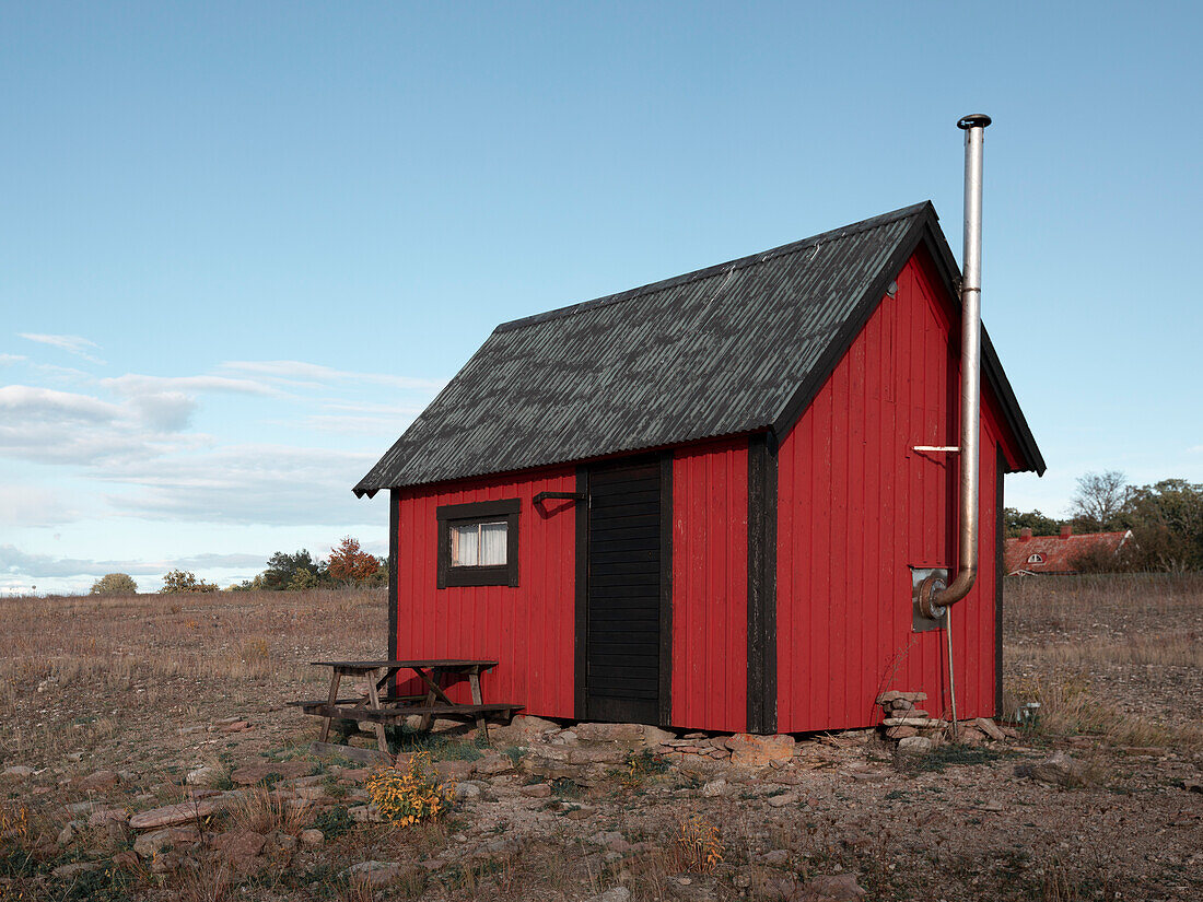 Rote Blockhütte auf der Insel Öland im Osten von Schweden 